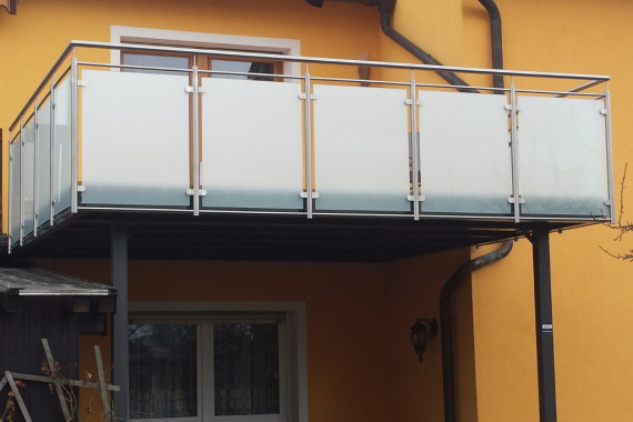Balkon pulverbeschichtet mit Glasgeländer