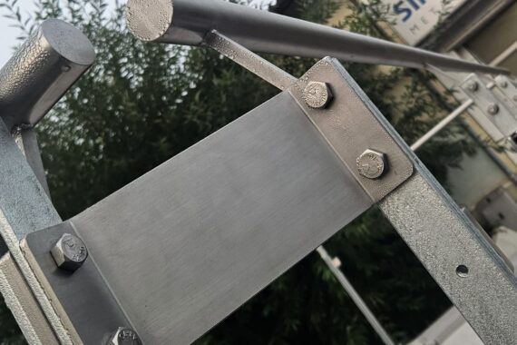gelaender-unterkonstruktion-flachstahl-edelstahl-handlauf.jpg Geschweiテ殳e Balkongelテ、nder-Unterkonstruktion in der Montagevorbereitung mit Flachstahl-Pfosten aus feuerverzinktem Stahl und einem Rundrohr-Handlauf aus Edelstahl.