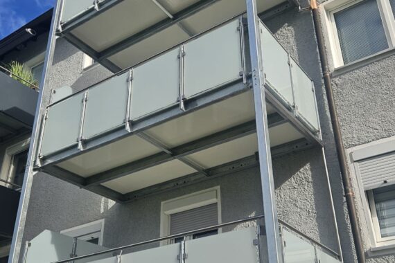 dreistoeckige-balkonanlage-stahl-mattglas-sichtschutz.jpg Moderne, dreistテカckige Balkonanlage aus feuerverzinktem Stahl mit Gelテ、ndern aus mattem Glas und integriertem, einseitigem Sichtschutz.