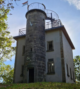 Foto eines historischen Turms zur Laservermessung in Oberfranken, Bayern - Denkmalschutz